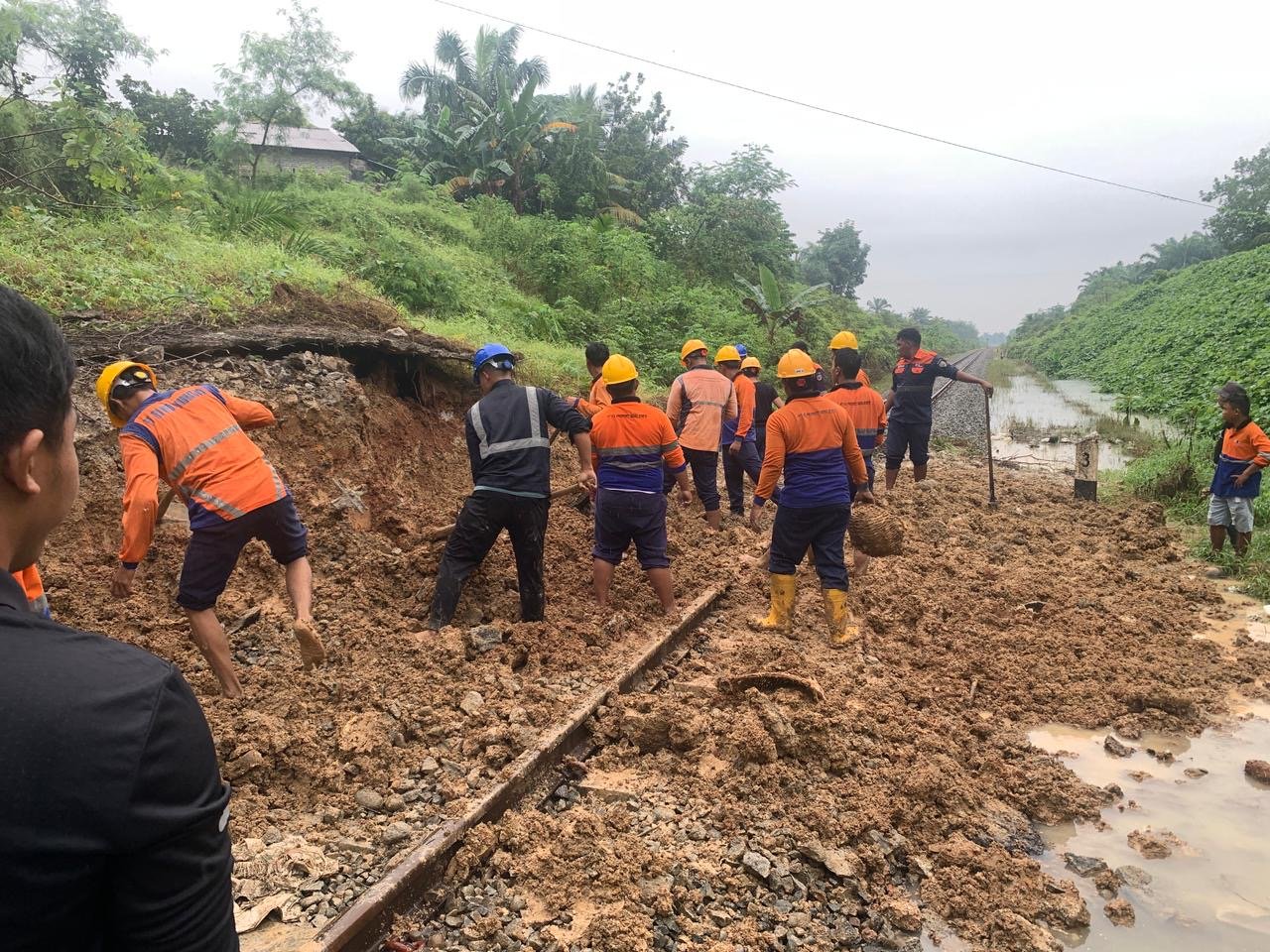 Jalur kereta yang terdampak banjir dan longsor/Foto DJKA