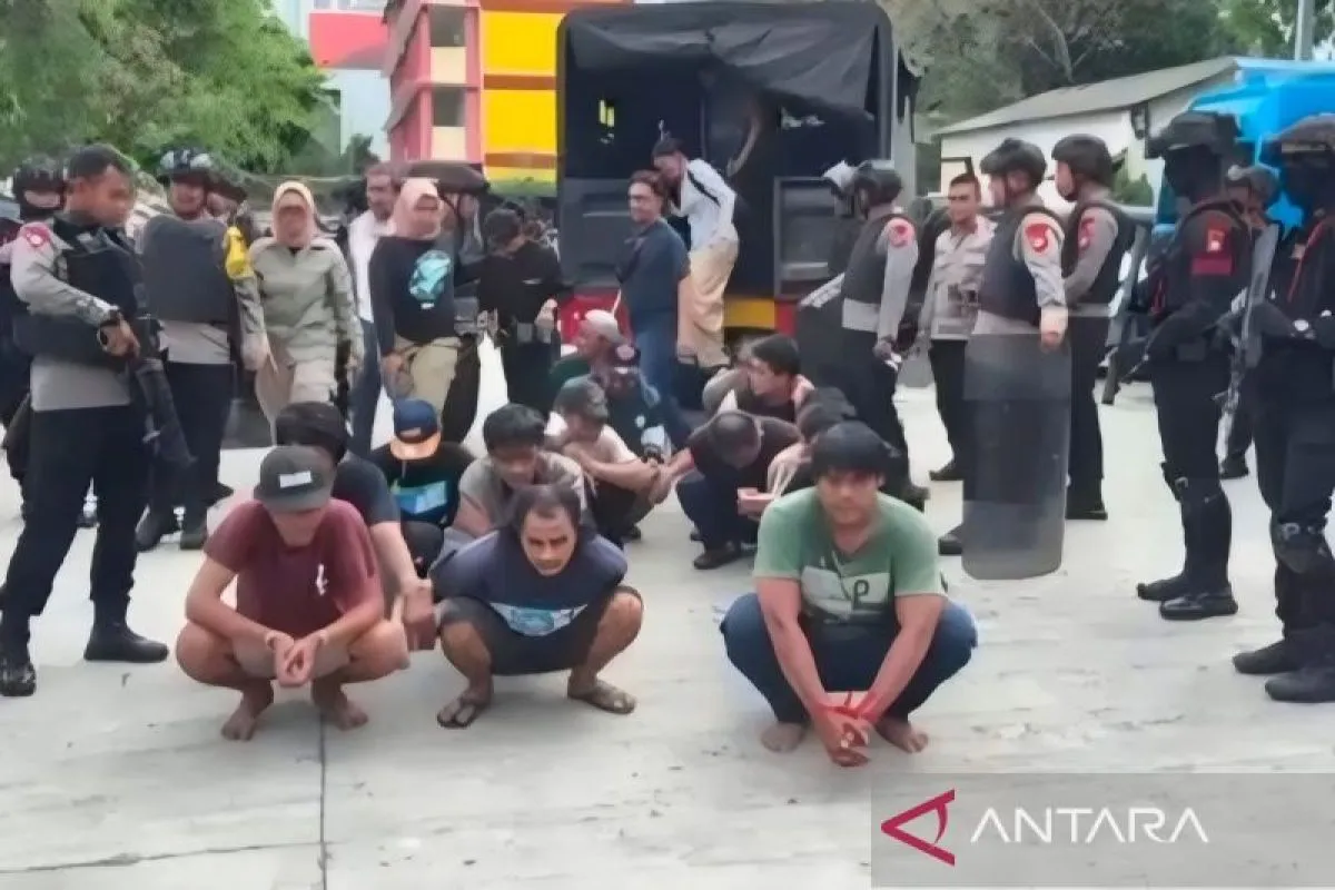 BNN bersama Brimob Polda Metro Jaya melakukan penggerebekan pada markas kartel narkoba di Tanjung Priok/Foto Kantor Berita Antara