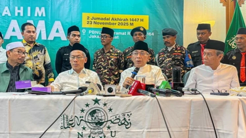 Ketua Umum PBNU, KH Yahya Cholil Staquf saat konferensi pers usai melaksanakan Silaturahim Alim Ulama di kantor PBNU Jakarta, Ahad (23/11) malam. Foto: NU Online