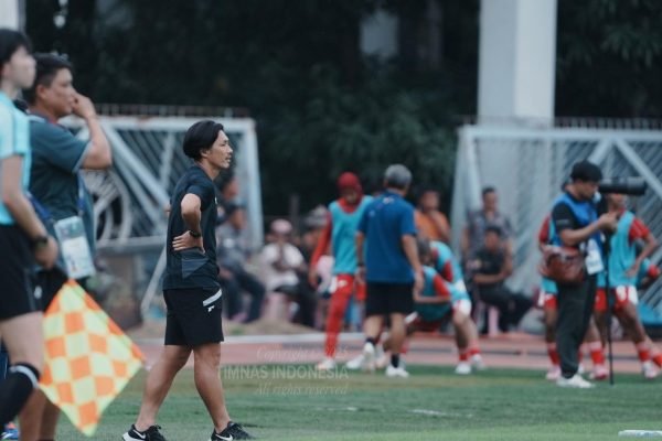 Pelatih Timnas Putri Indonesia Akira Higashiyama saat memantau sesi latihan. Foto: kitagaruda.id