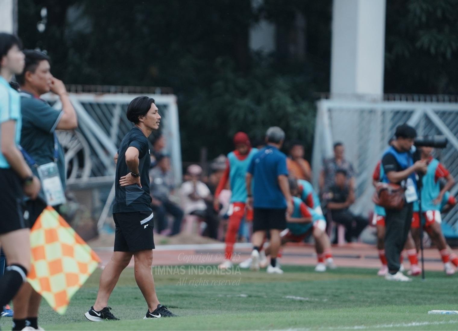 Pelatih Timnas Putri Indonesia Akira Higashiyama saat memantau sesi latihan. Foto: kitagaruda.id