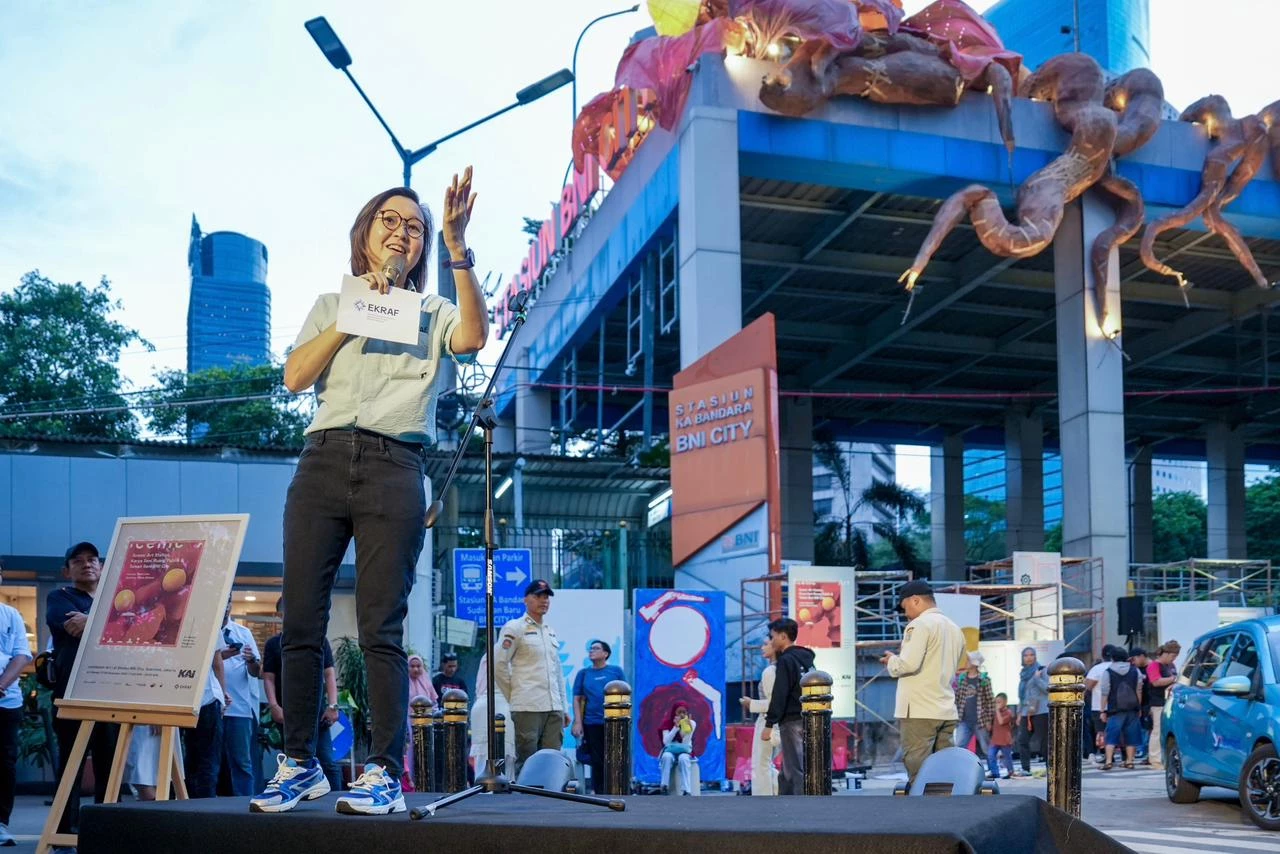 Wakil Menteri Ekonomi Kreatif (Ekraf) Irene Umar meresmikan Scenic Art Station di Stasiun BNI City, Jakarta, Sabtu (27/12). Foto: dok.Kemenekraf