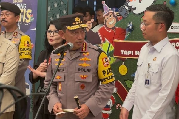 Kapolri Jenderal Listyo Sigit Prabowo di Stasiun Pasar Senen, Jakarta Pusat, Selasa (23/12)/Foto Fifi Abdurahman