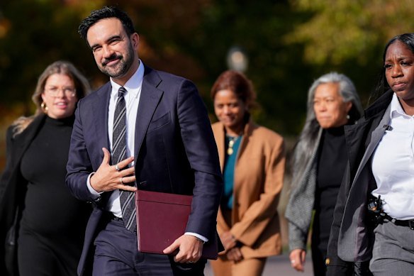 Wali Kota New York terpilih, Zohran Mamdani, dan beberapa anggota tim transisinya/Foto : Dok. AFP via Getty Images