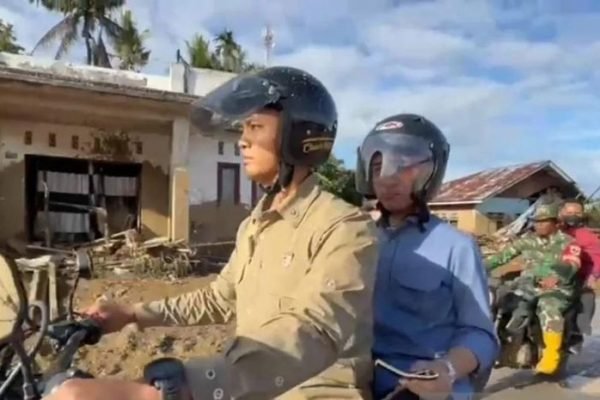 Wapres Gibran Tinjau Korban Banjir Sumbar Dengan Motor Trail Paspampers/Foto : Tangkapan Layar YouTube Kompas)
