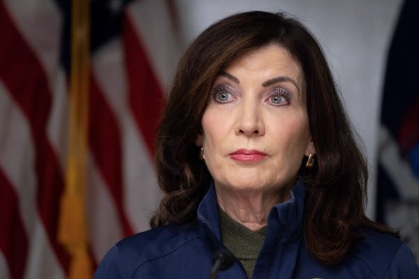 Gubernur New York, Kathy Hochul, mengimbau platform medsos seperti TikTok, Meta, dan lainnya, untuk memberikan peringatan kesehatan mental/Foto : Dok. NY Post
