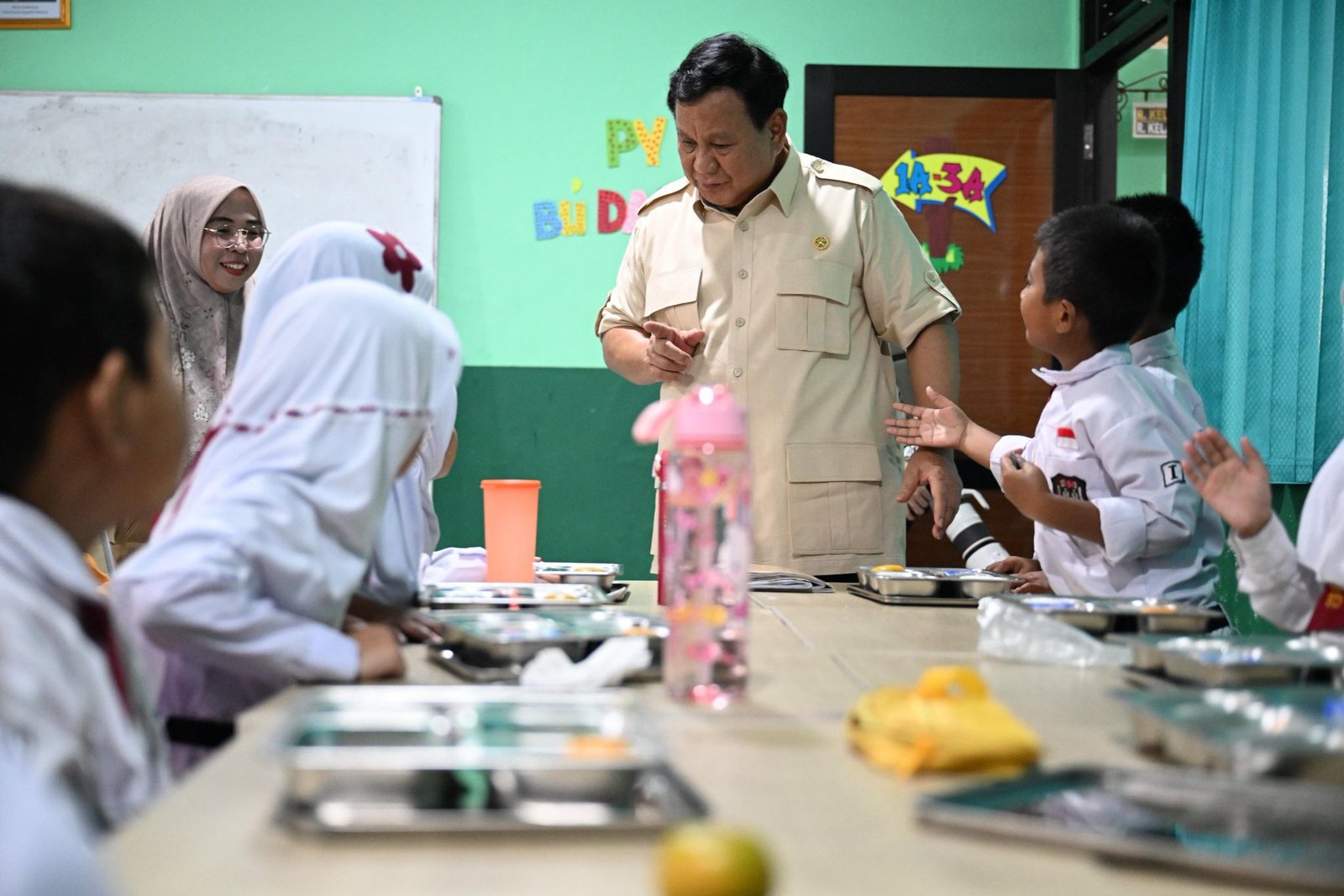 Presiden Prabowo saat meninjau program MBG di salah satu sekolah/Foto : Dok. Sekretariat Negara