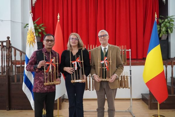 KBRI Bucharest Donasikan 32 Angklung ke Sekolah Tunanetra Rumania/Foto : KBRI Bucharest