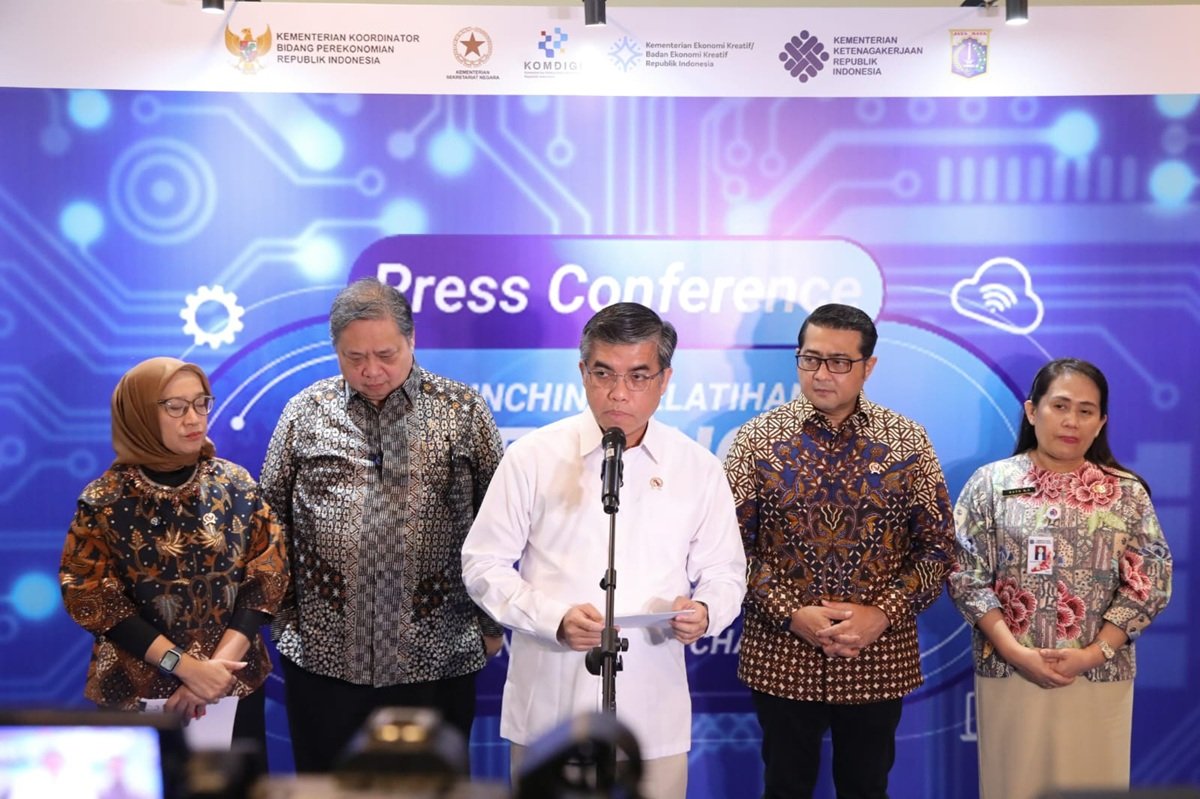 Menteri Ketenagakerjaan Yassierli dalam Konferensi Pers bersama Menteri Koordinator Bidang Perekonomian Airlangga Hartarto, Menteri Pendayagunaan Aparatur Negara dan Reformasi Birokrasi Rini Widyantini, serta Menteri Ekonomi Kreatif Teuku Riefky Harsya di Jakarta, Kamis (18/12). Foto: dok.Kemenaker