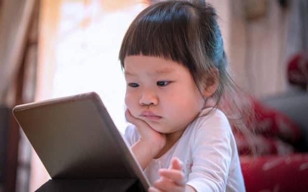Ilustrasi anak-anak yang bermain gawai/gadget/Foto : Ilustrasi Dok. Shutterstock