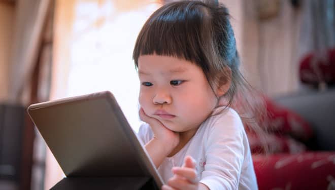 Ilustrasi anak-anak yang bermain gawai/gadget/Foto : Ilustrasi Dok. Shutterstock