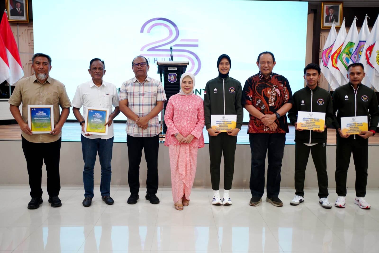 Gubernur Gorontalo Gusnar Ismail bersama Wakil Gubernur Idah Syahidah Rusli Habibie memberikan bonus kepada atlet dan pelatih asal Gorontalo yang sukses mengharumkan nama Indonesia pada ajang SEA Games 2025. Foto:dok.pemprov Gorontalo