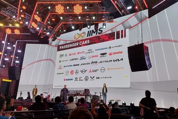 Project Manager Dyandra Promosindo Rudi MF saat memaparkan merek otomofi yang akan tampil di IIMS 2026 pada Selasa (2/12). Foto: GPriority/Dimas A Putra