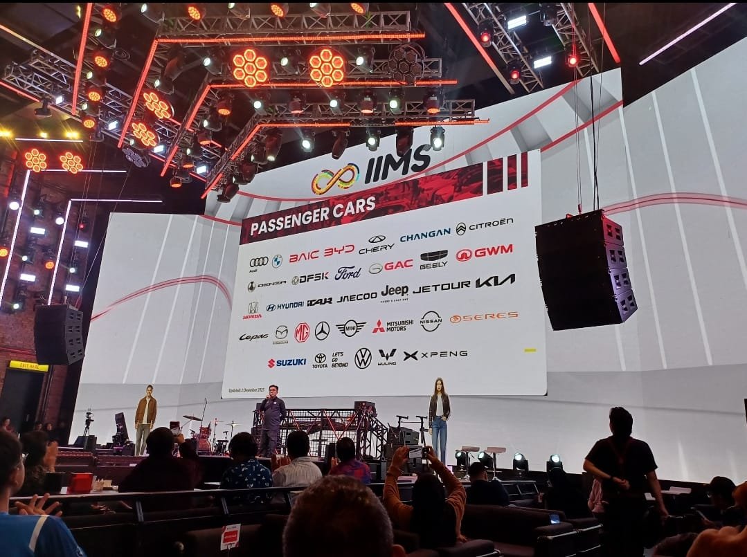 Project Manager Dyandra Promosindo Rudi MF saat memaparkan merek otomofi yang akan tampil di IIMS 2026 pada Selasa (2/12). Foto: GPriority/Dimas A Putra