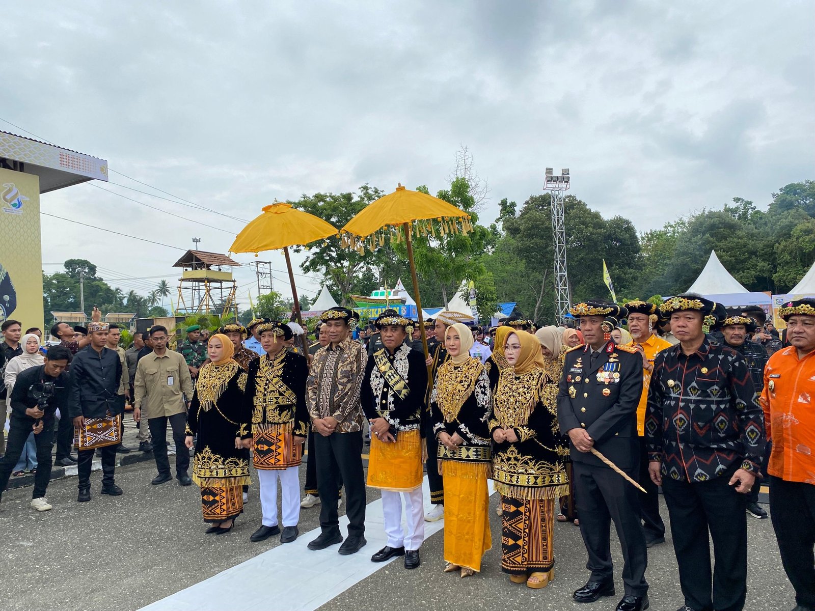 Upacara peringatan HUT ke-26 Pemkab Morowali berlangsung di Alun-Alun Rumah Jabatan Bupati Morowali, Kota Bungku Tengah, Kabupaten Morowali, Provinsi Sulawesi Tengah, pada Jumat (5/12). Foto: Fifi Abdurahman