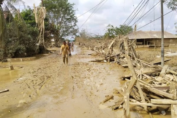Aceh Tamiang porak-poranda akibat terjangan banjir bandang yang membawa bongkahan dan kayu gelondongan menghantam dan menimbun permukiman hingga tak berbekas. Foto: Dok PWI Aceh Tamiang