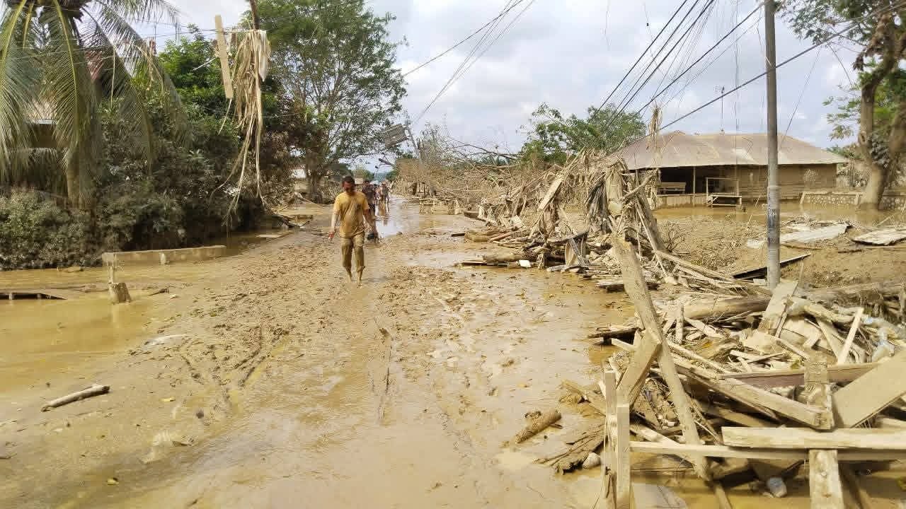 Aceh Tamiang porak-poranda akibat terjangan banjir bandang yang membawa bongkahan dan kayu gelondongan menghantam dan menimbun permukiman hingga tak berbekas. Foto: Dok PWI Aceh Tamiang