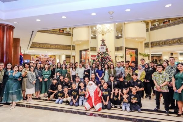 The Sultan Hotel & Residence Jakarta menggelar Christmas Tree Lighting Ceremony bertema “Christmas Safaribration” di Lobi Lagoon. Foto: dok.The Sultan Hotel & Residence Jakarta
