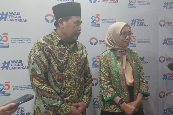 MenPAN-RB Rini Widyantini (kanan) bersama Ketua Ombudsman RI, Mokhammad Najih, saat menghadiri diskusi terkait pelayanan publik pada Selasa (9/12) di gedung Ombudsman RI/Foto : Dok. GPriority (Nindya Farhah Azzahrah)