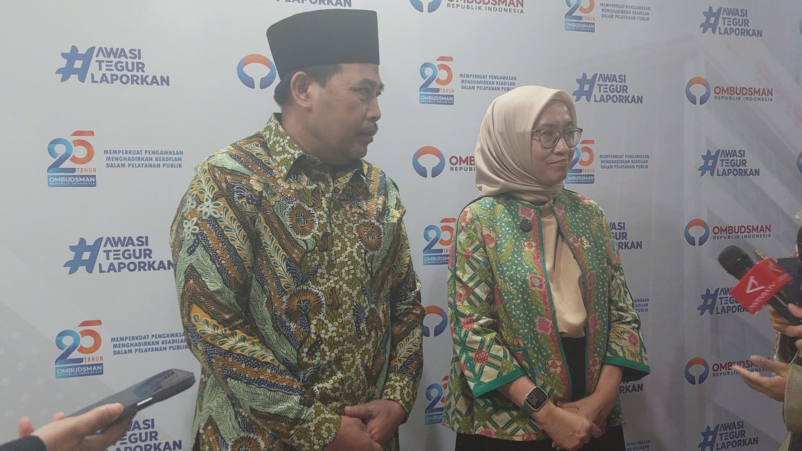 MenPAN-RB Rini Widyantini (kanan) bersama Ketua Ombudsman RI, Mokhammad Najih, saat menghadiri diskusi terkait pelayanan publik pada Selasa (9/12) di gedung Ombudsman RI/Foto : Dok. GPriority (Nindya Farhah Azzahrah)