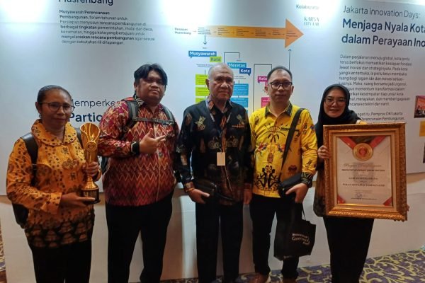 Bupati Kaimana Drs. Hasan Achmad, M.Si., (tengah) bersama jajarannya usai menerima penghargaan Innovation Government Award 2025 di Jakarta, Rabu (10/12). Foto: GPriority/Dimas A Putra