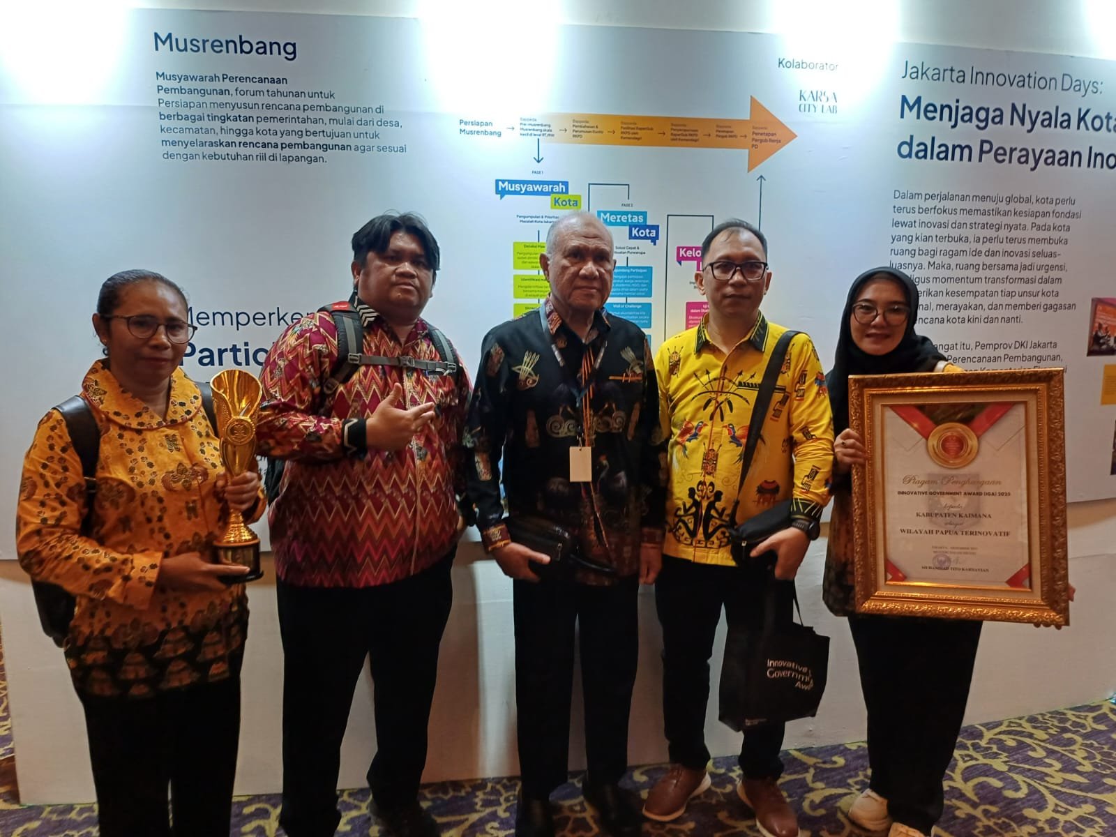 Bupati Kaimana Drs. Hasan Achmad, M.Si., (tengah) bersama jajarannya usai menerima penghargaan Innovation Government Award 2025 di Jakarta, Rabu (10/12). Foto: GPriority/Dimas A Putra
