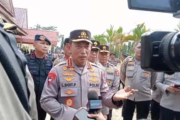 Kapolri Jendral Listyo Sigit Prabowo usai meninjau posko pengungsian di Aceh Tamiang, Kamis (11/12). Foto: Zulfitra