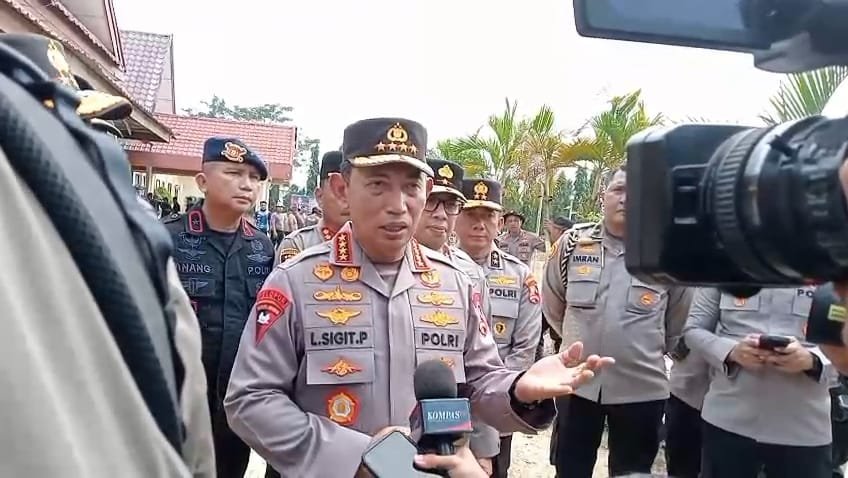 Kapolri Jendral Listyo Sigit Prabowo usai meninjau posko pengungsian di Aceh Tamiang, Kamis (11/12). Foto: Zulfitra