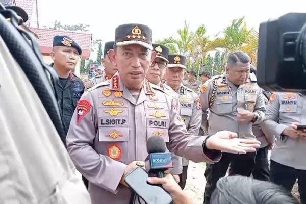 Kapolri Jenderal Listyo Sigit Prabowo disela kunjungan ke Mapolres Aceh Tamiang, Kamis (11/12). Foto: Zulfitra
