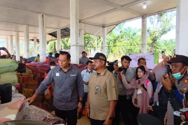 Menteri Koordinator Bidang Infrastruktur dan Pembangunan Kewilayahan, Agus Harimurti Yudhoyono (AHY) saat mengunjungi lokasi bencana di Aceh Tamiang, Rabu (10/12). Foto: Humas/GPriority