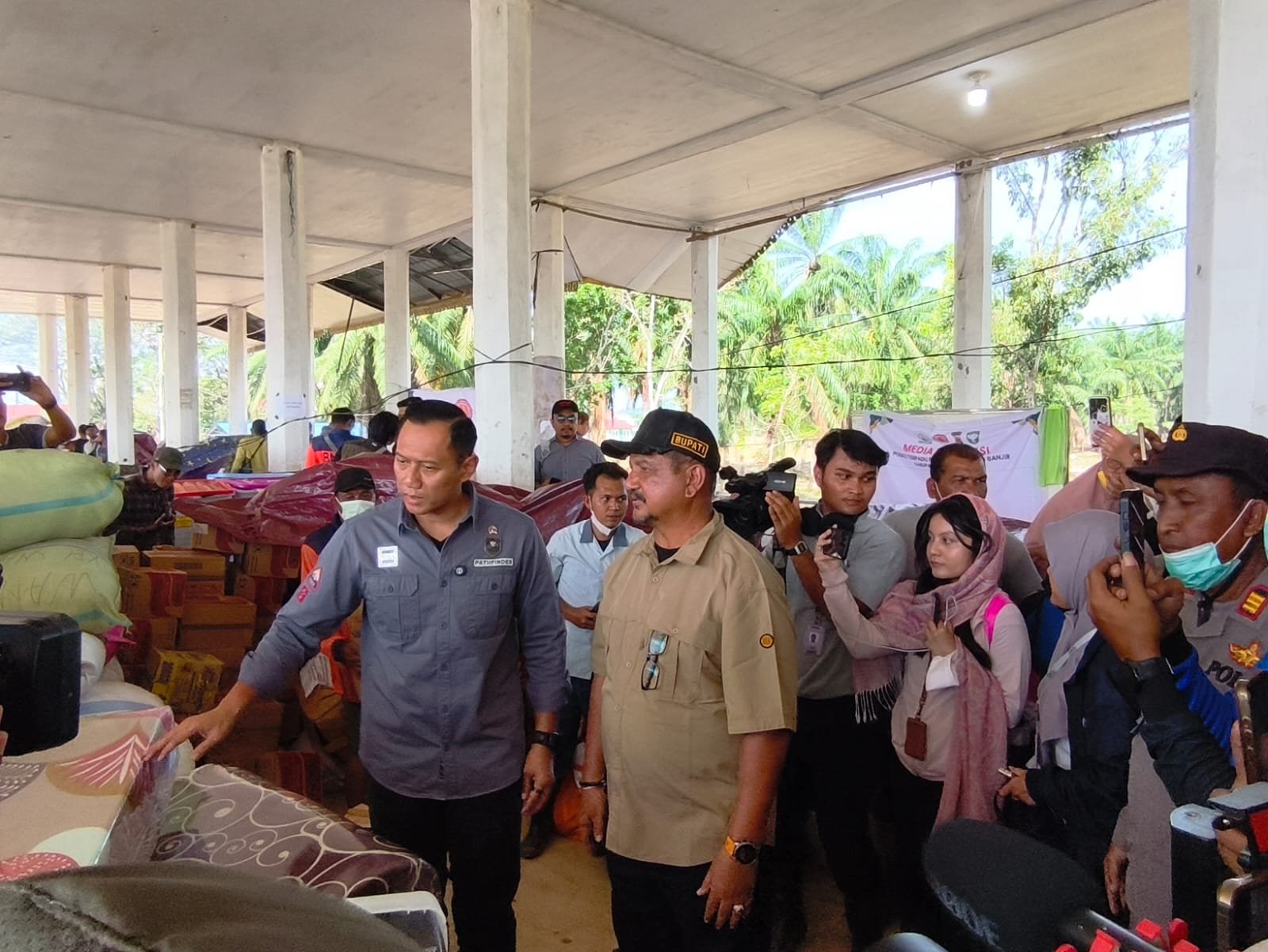 Menteri Koordinator Bidang Infrastruktur dan Pembangunan Kewilayahan, Agus Harimurti Yudhoyono (AHY) saat mengunjungi lokasi bencana di Aceh Tamiang, Rabu (10/12). Foto: Humas/GPriority