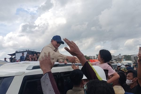 Ratusan warga Kabupaten Aceh Tamiang sambut kedatangan Presiden Prabowo Subianto, Jumat (12/12). Foto: zulfitra/gpriority
