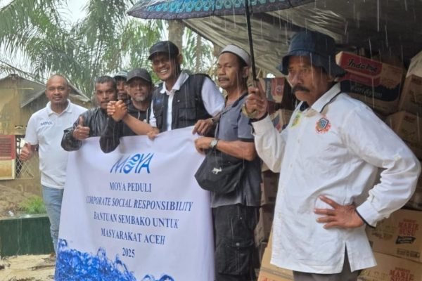 Mantan Bupati Aceh Timur, Hasballah bin H. Muhammad Thaeb atau Rocky, bersama Moya Corporate, menyalurkan bantuan kemanusiaan untuk warga di tujuh Kecamatan yang terdampak banjir besar di Kabupaten Aceh Timur. Foto: istimewa