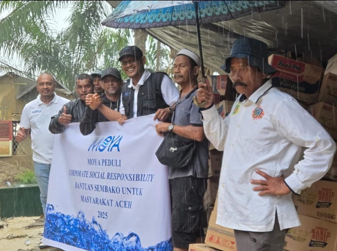 Mantan Bupati Aceh Timur, Hasballah bin H. Muhammad Thaeb atau Rocky, bersama Moya Corporate, menyalurkan bantuan kemanusiaan untuk warga di tujuh Kecamatan yang terdampak banjir besar di Kabupaten Aceh Timur. Foto: istimewa
