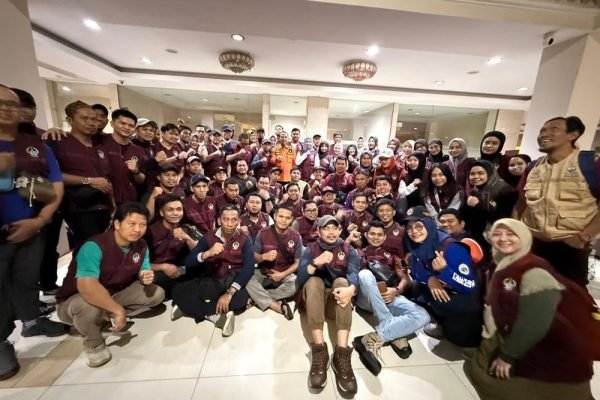 Gubernur Sulawesi Selatan, Andi Sudirman Sulaiman menyalurkan bantuan ke Aceh Tamiang. Foto: istimewa