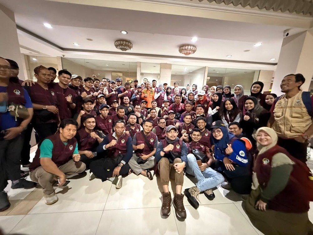 Gubernur Sulawesi Selatan, Andi Sudirman Sulaiman menyalurkan bantuan ke Aceh Tamiang. Foto: istimewa