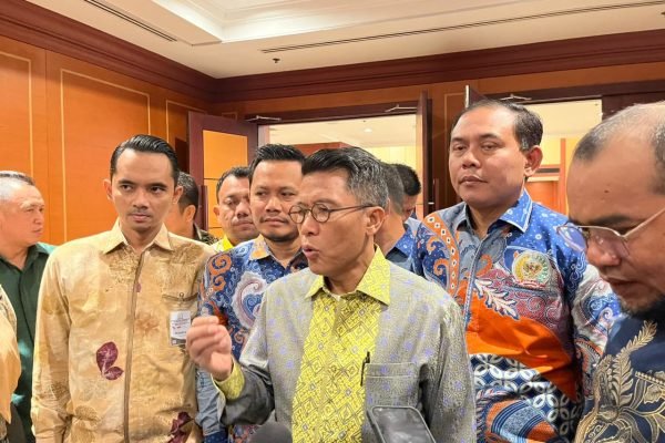 Ketua Komisi XI DPR RI Mukhamad Misbakhun usai menghadiri Rakernasus Asosiasi DPRD Kabupaten Seluruh Indonesia (ASDEKSI) di Jakarta, Senin (15/12). Foto: GPriority/Rizky Dimuharam