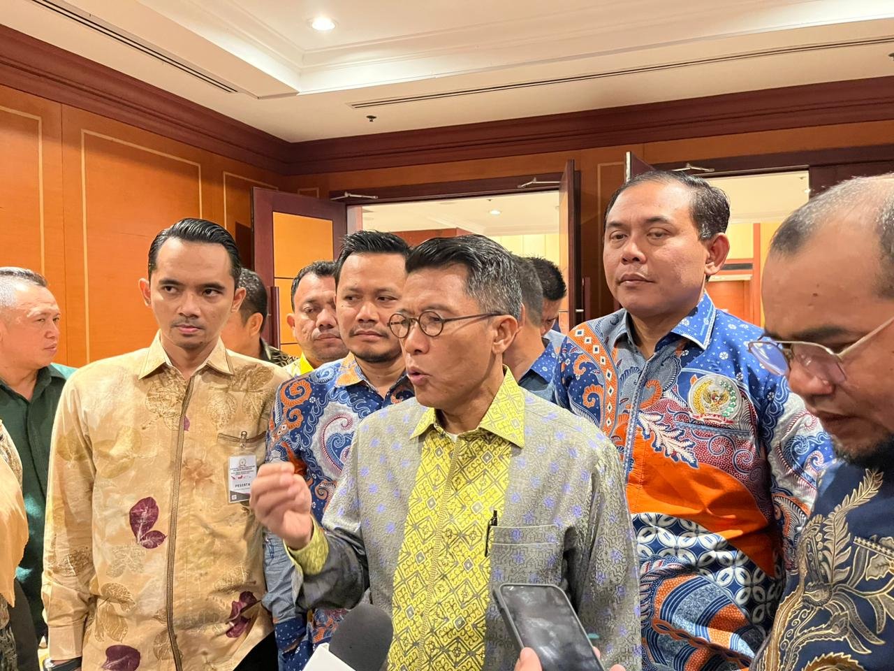 Ketua Komisi XI DPR RI Mukhamad Misbakhun usai menghadiri Rakernasus Asosiasi DPRD Kabupaten Seluruh Indonesia (ASDEKSI) di Jakarta, Senin (15/12). Foto: GPriority/Rizky Dimuharam