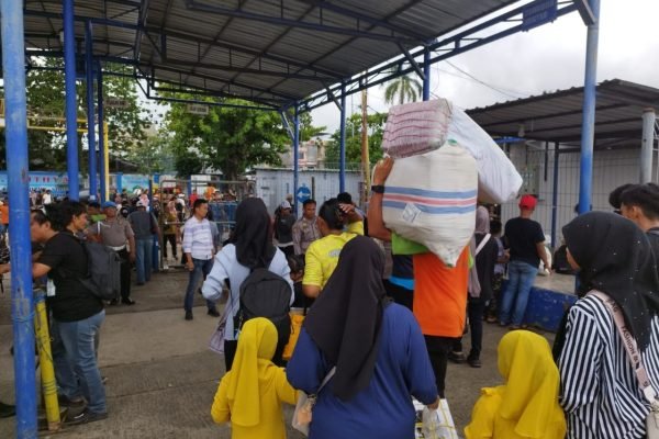 Sejumlah penumpang turun dari Kapal Motor (KM) Queen Soya pada Senin (15/12). Foto: dok.pribadi