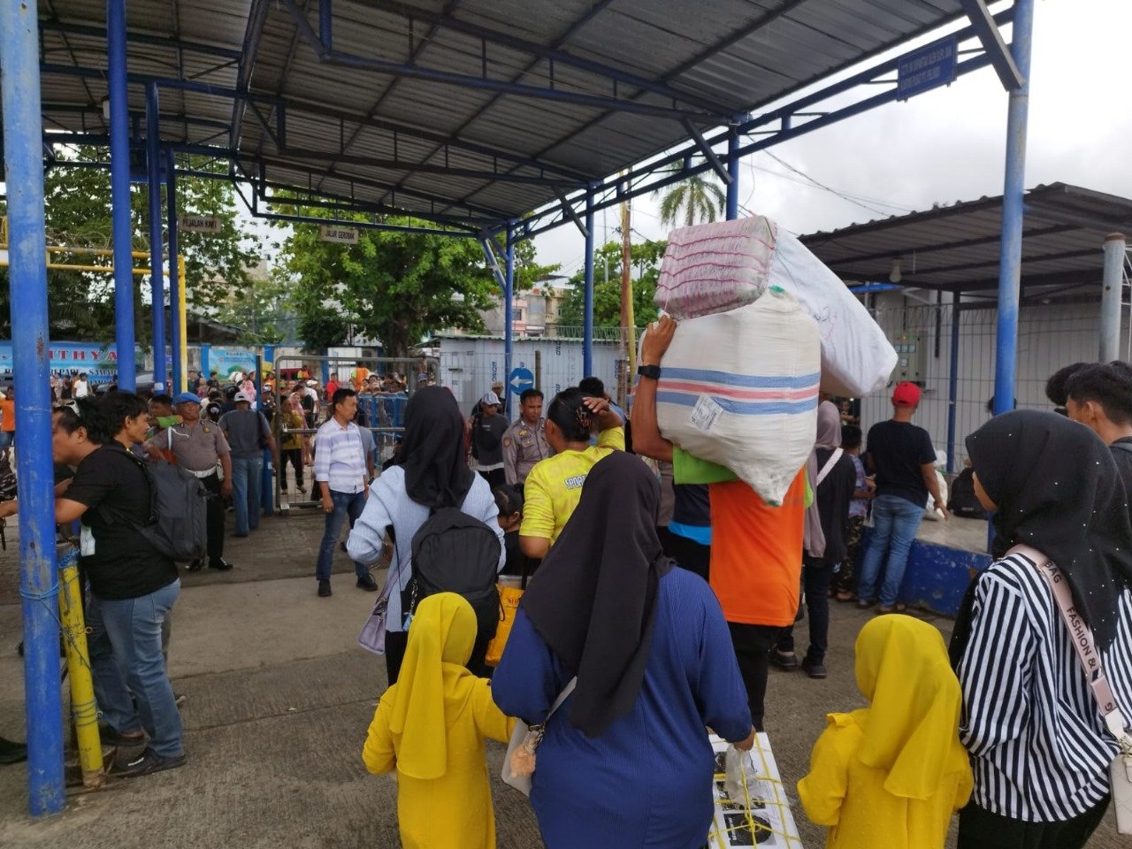 Sejumlah penumpang turun dari Kapal Motor (KM) Queen Soya pada Senin (15/12). Foto: dok.pribadi
