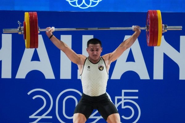 Lifter Indonesia, Letda TNI Rizki Juniansyah dalam ajang SEA Games 2025 Thailand. Foto: Dok.Kemenpora
