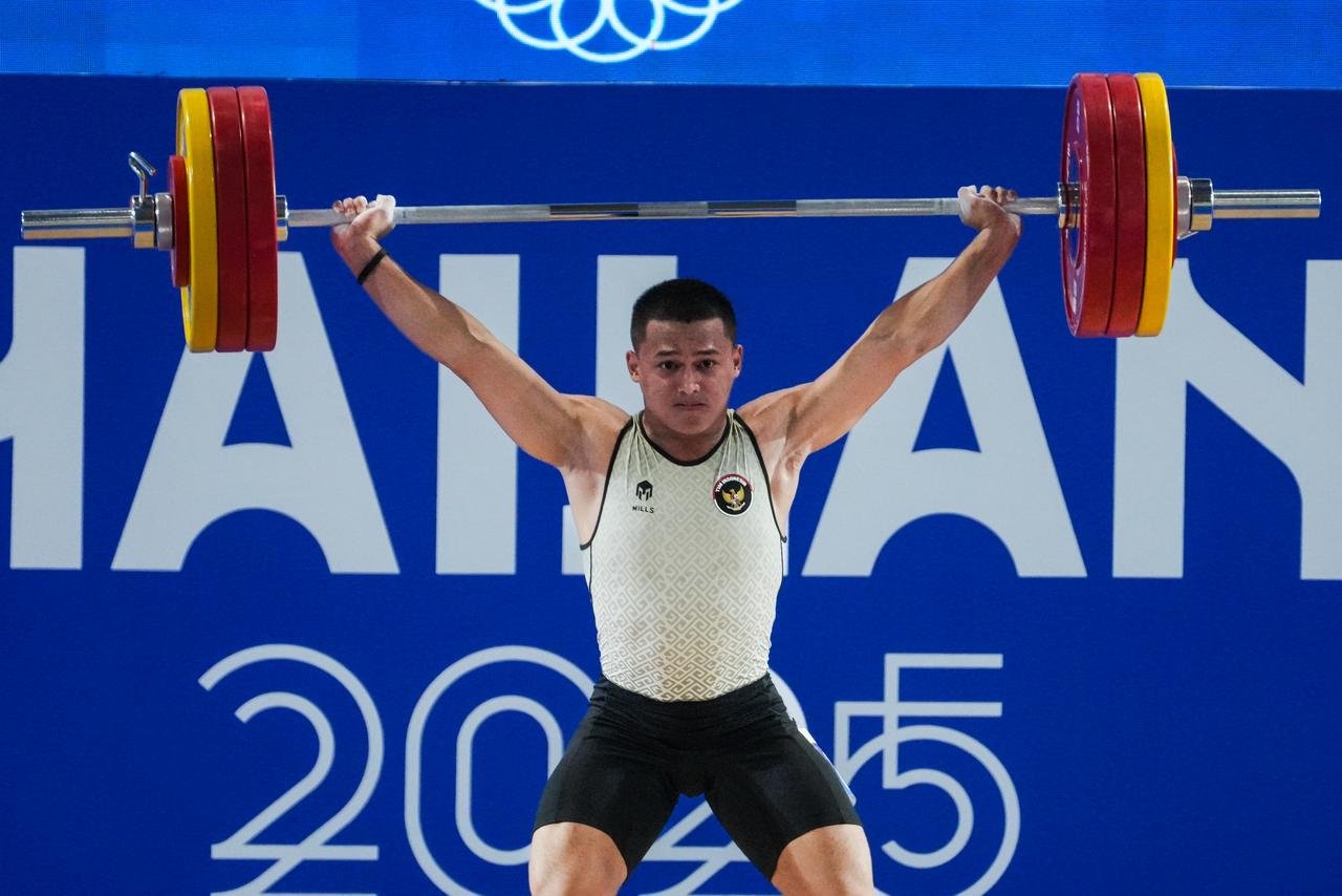 Lifter Indonesia, Letda TNI Rizki Juniansyah dalam ajang SEA Games 2025 Thailand. Foto: Dok.Kemenpora