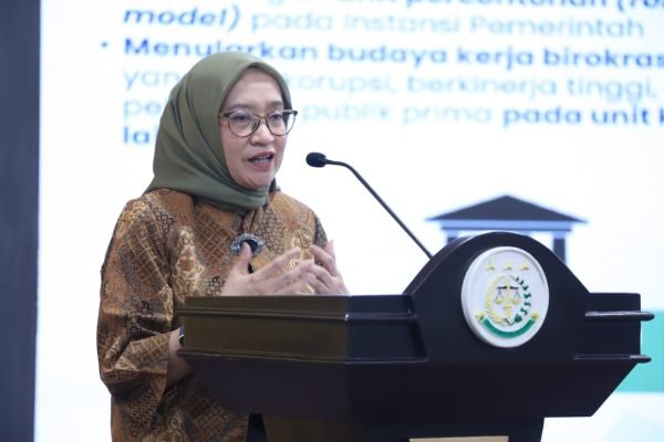 Menteri PANRB dalam Penganugerahan Zona Integritas Menuju Wilayah Bebas dari Korupsi (WBK) dan Kompetisi BerAKHLAK di lingkungan Kejaksaan Agung RI Tahun 2025, yang digelar di Jakarta, Rabu (17/12). Foto: dok.KemenPANRB