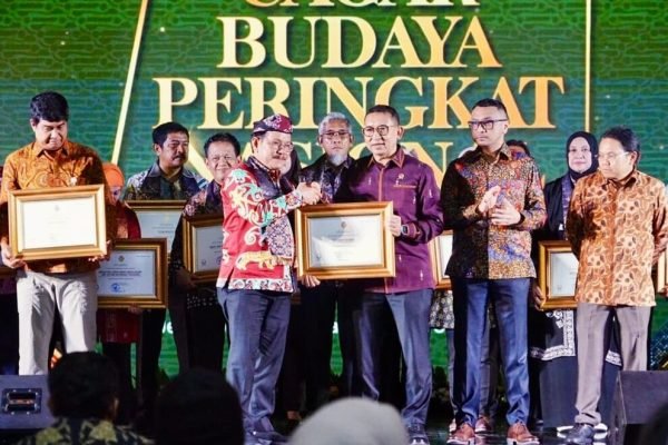 Sertifikat diserahkan langsung oleh Menteri Kebudayaan (Menbud) Fadli Zon kepada Wakil Gubernur (Wagub) Kaltara Ingkong Ala, S.E., M.Si. dalam acara Apresiasi Cagar Budaya Peringkat Nasional di Gedung A Komplek Kemendikbudristek, Jakarta pada Selasa (16/12). Foto: dok.Pemprov Kaltara