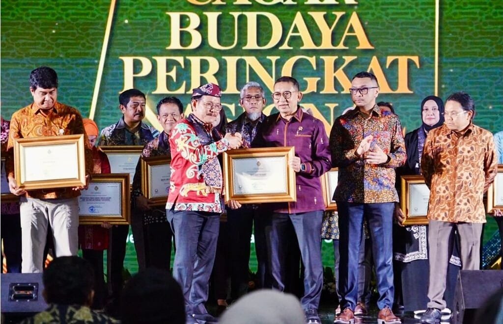 Sertifikat diserahkan langsung oleh Menteri Kebudayaan (Menbud) Fadli Zon kepada Wakil Gubernur (Wagub) Kaltara Ingkong Ala, S.E., M.Si. dalam acara Apresiasi Cagar Budaya Peringkat Nasional di Gedung A Komplek Kemendikbudristek, Jakarta pada Selasa (16/12). Foto: dok.Pemprov Kaltara