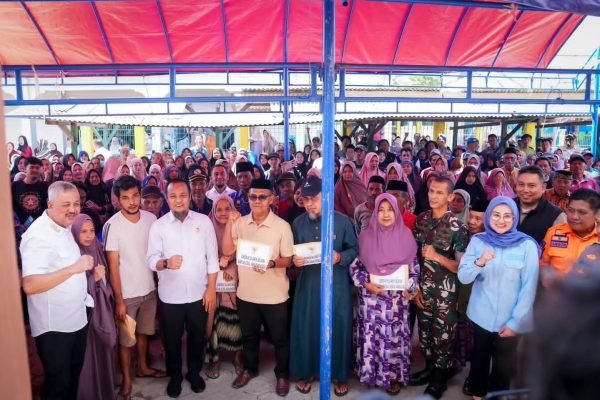 Gubernur Sulawesi Selatan Andi Sudirman Sulaiman (ASS) menyalurkan bantuan kepada 53 kepala keluarga terdampak bencana angin puting beliung yang terjadi Minggu (14/12). Foto: dok.pribadi
