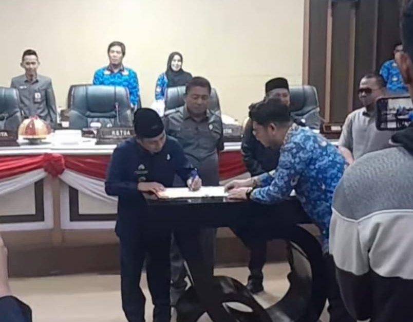 Pengesahan Anggaran Pendapatan dan Belanja Daerah (APBD) Tahun Anggaran 2026 Kota Parepare pada Jumat (19/12) malam. Foto: dok.pribadi