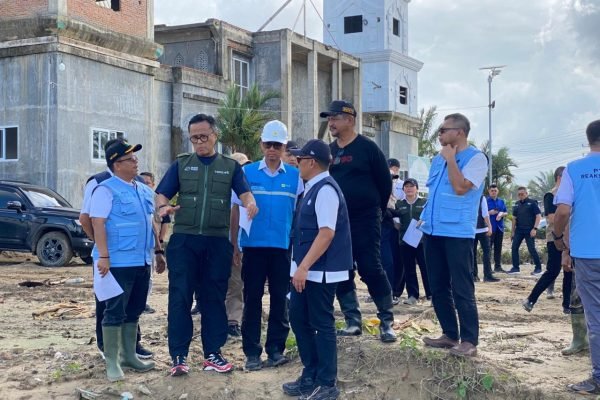 Bupati Aceh Tamiang, Armia Pahmi bersama Plt. Menteri BUMN, Doni Oskaria, Dirut PLN, dan Manajemen PTPN IV memastikan kesiapan lahan relokasi korban banjir. Foto: Zulfitra/GPriority