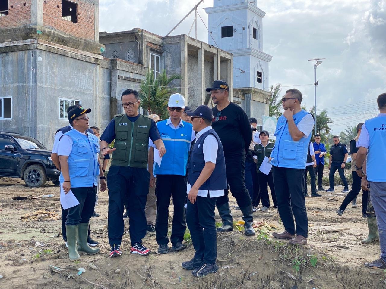 Bupati Aceh Tamiang, Armia Pahmi bersama Plt. Menteri BUMN, Doni Oskaria, Dirut PLN, dan Manajemen PTPN IV memastikan kesiapan lahan relokasi korban banjir. Foto: Zulfitra/GPriority