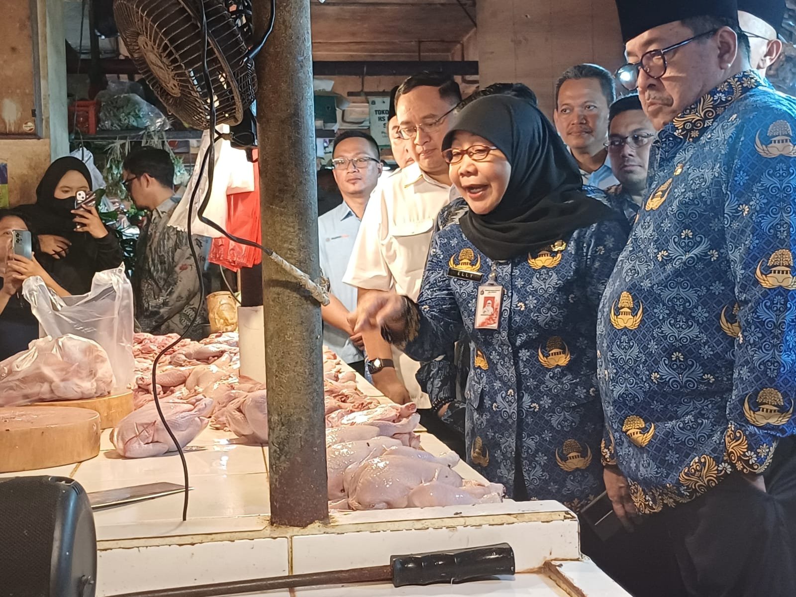 Wakil Gubernur DKI Jakarta Rano Karno bersama Kepala Dinas Ketahanan Pangan, Kelautan dan Pertanian (KPKP) DKI Jakarta Suharini Eliawati saat meninjau stok bahan pokok di Pasar Senen, Jakarta, Senin (22/12). Foto: GPriority/Dimas A Putra